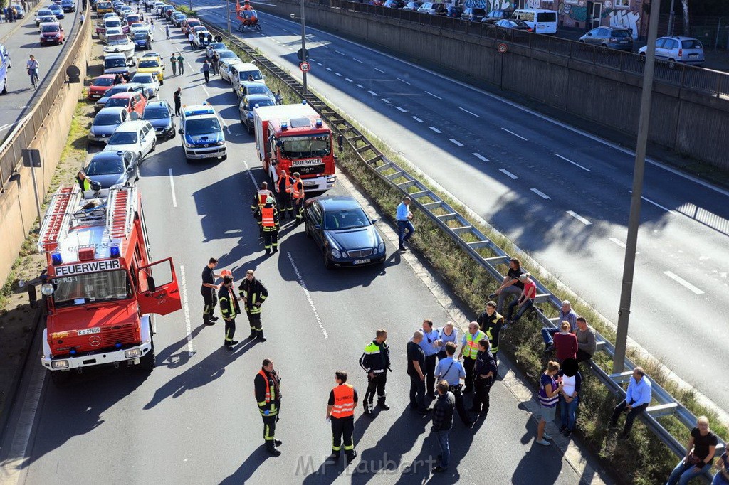 Einsatz BF Koeln Christoph 3 auf der A 57 Rich Neuss P23.jpg